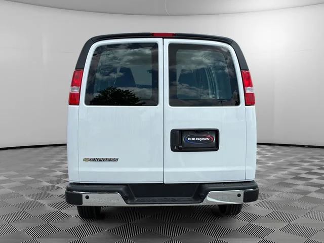 New 2026 Summit White Chevrolet WT image 4