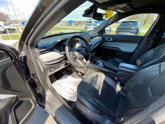 Used 2023 Gray Jeep Latitude Lux image 12