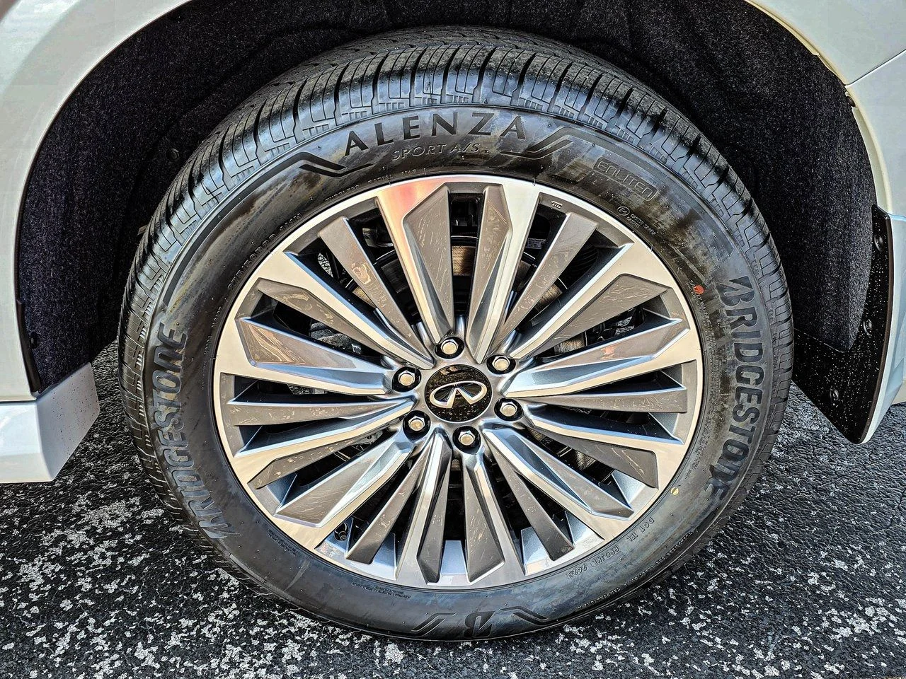 New 2026 RADIANT WHITE INFINITI Luxe 4WD image 10