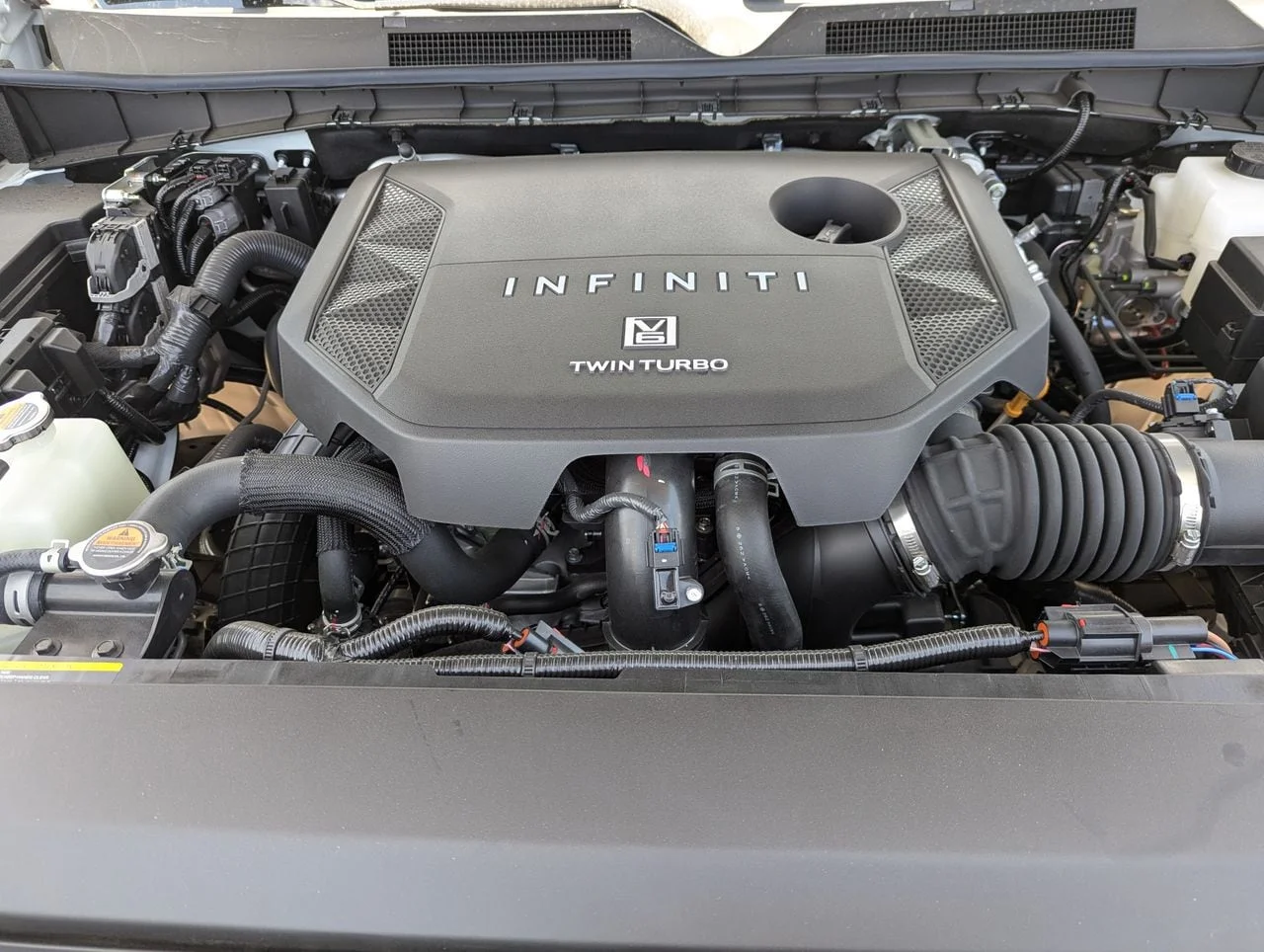 New 2027 RADIANT WHITE INFINITI Luxe 2WD image 10