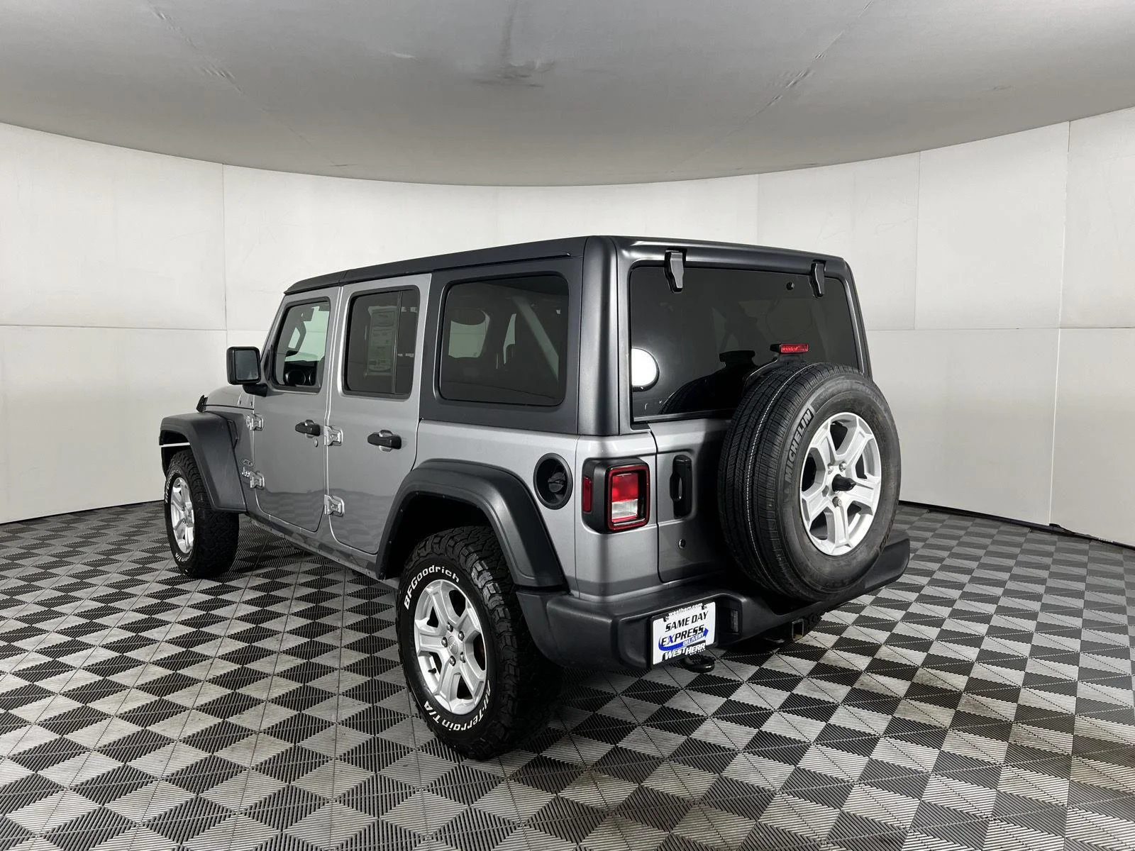 Used 2018 Billet Silver Metallic Clearcoat Jeep Sport S image 9