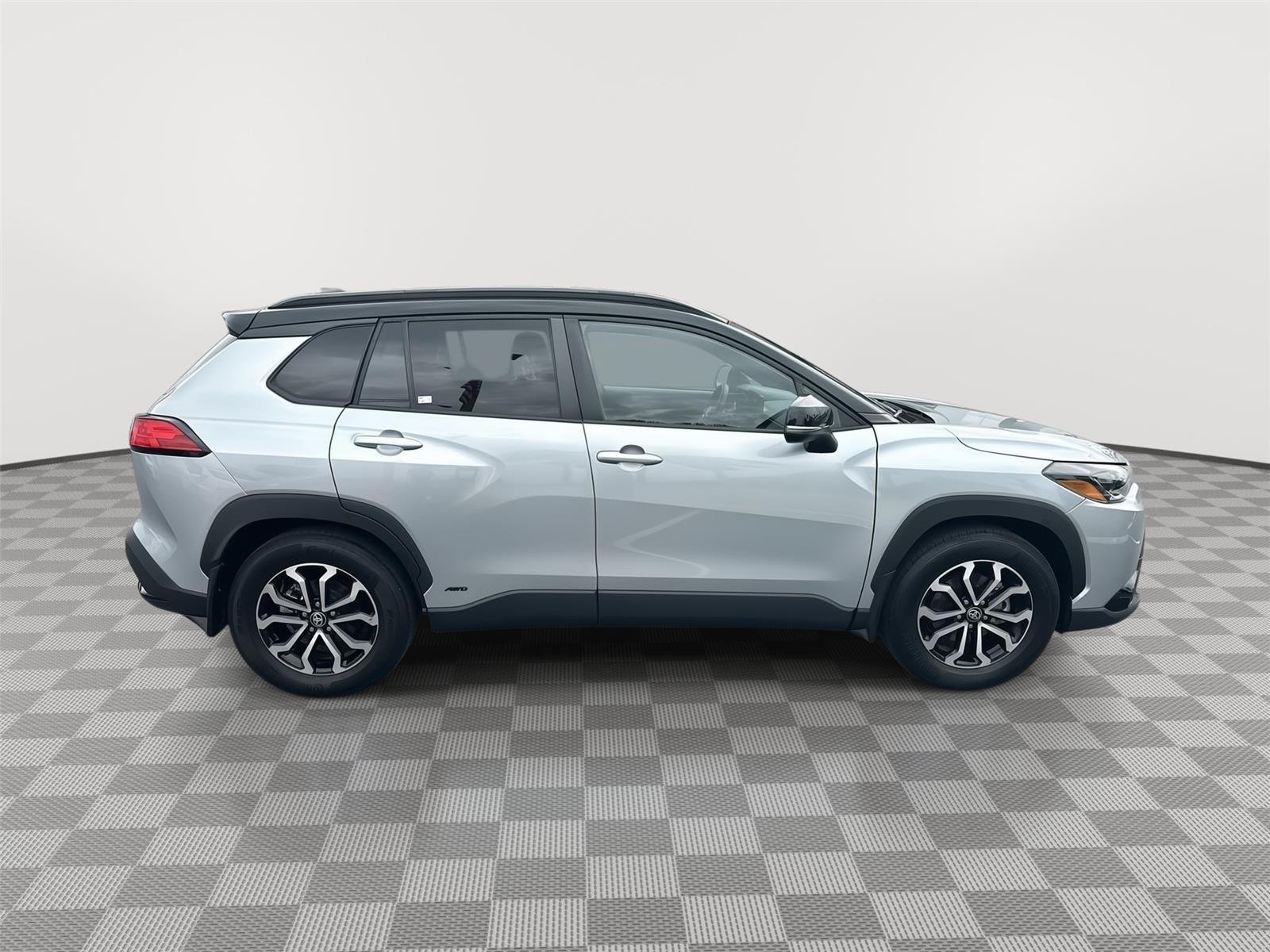 Used 2023 Sonic Silver w/Jet Black Roof Toyota Hybrid SE image 4