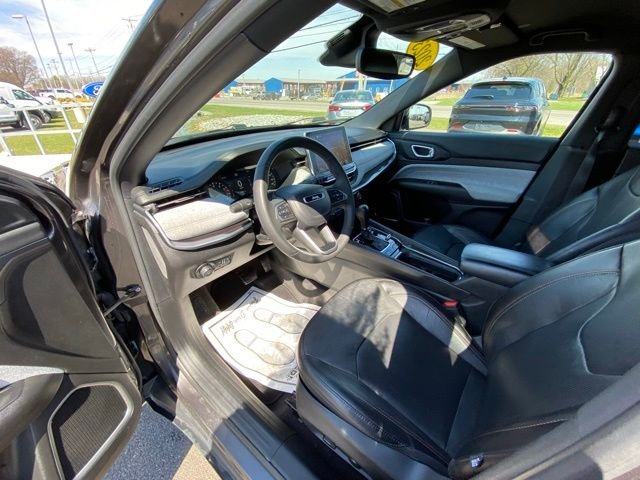 Used 2023 Gray Jeep Latitude Lux image 12