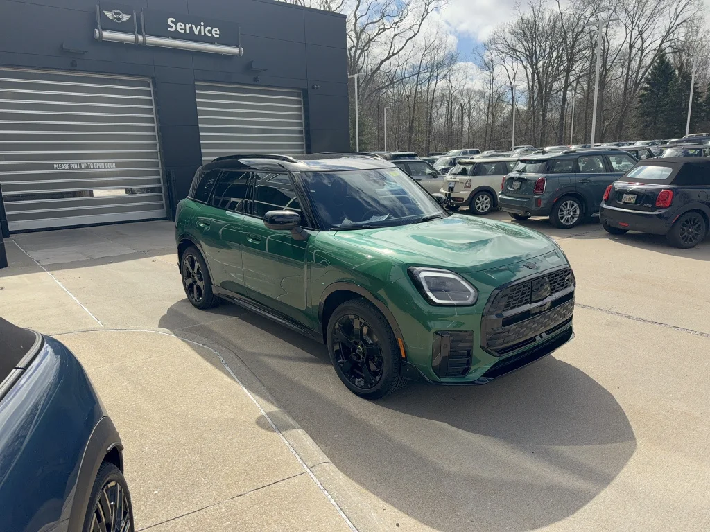 New 2026 British Racing Green IV Metallic MINI Iconic image 2