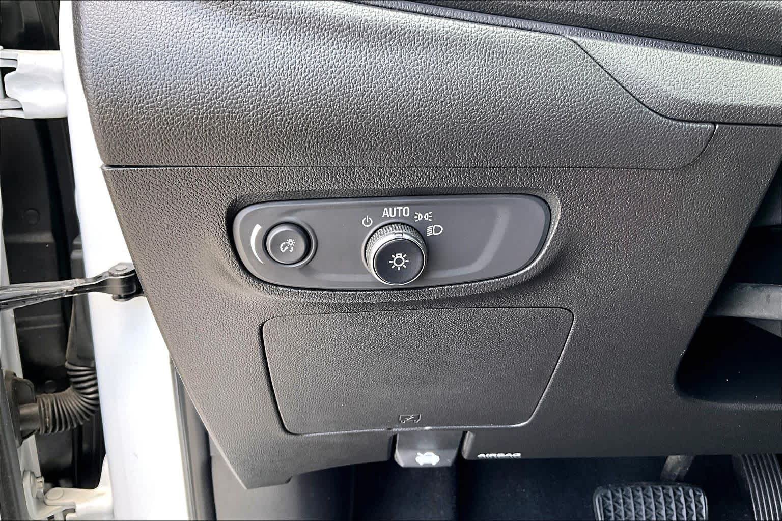 Used 2024 Summit White Buick Preferred image 33