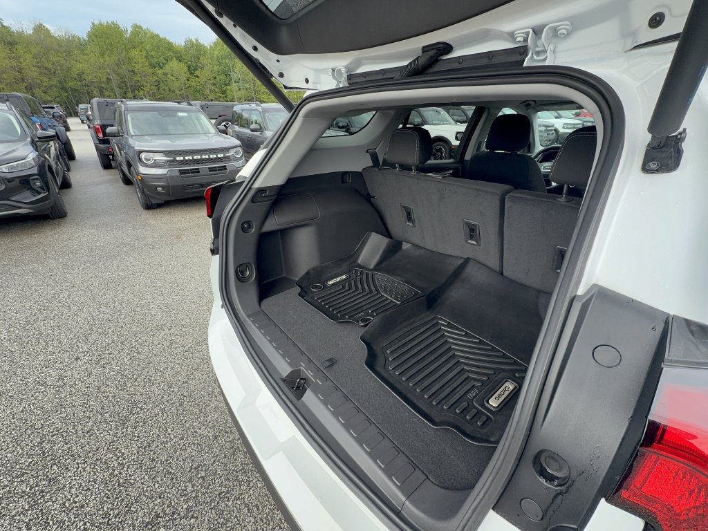 Used 2024 Summit White GMC SLE image 5