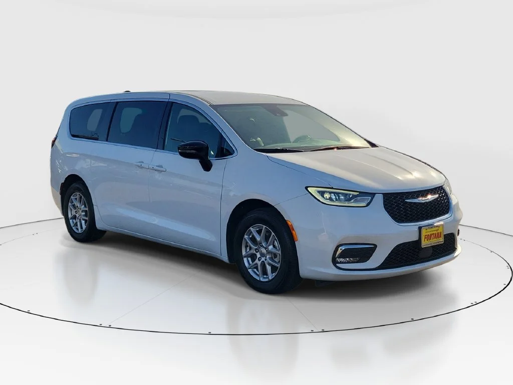 Used 2025 White Chrysler Select image 8