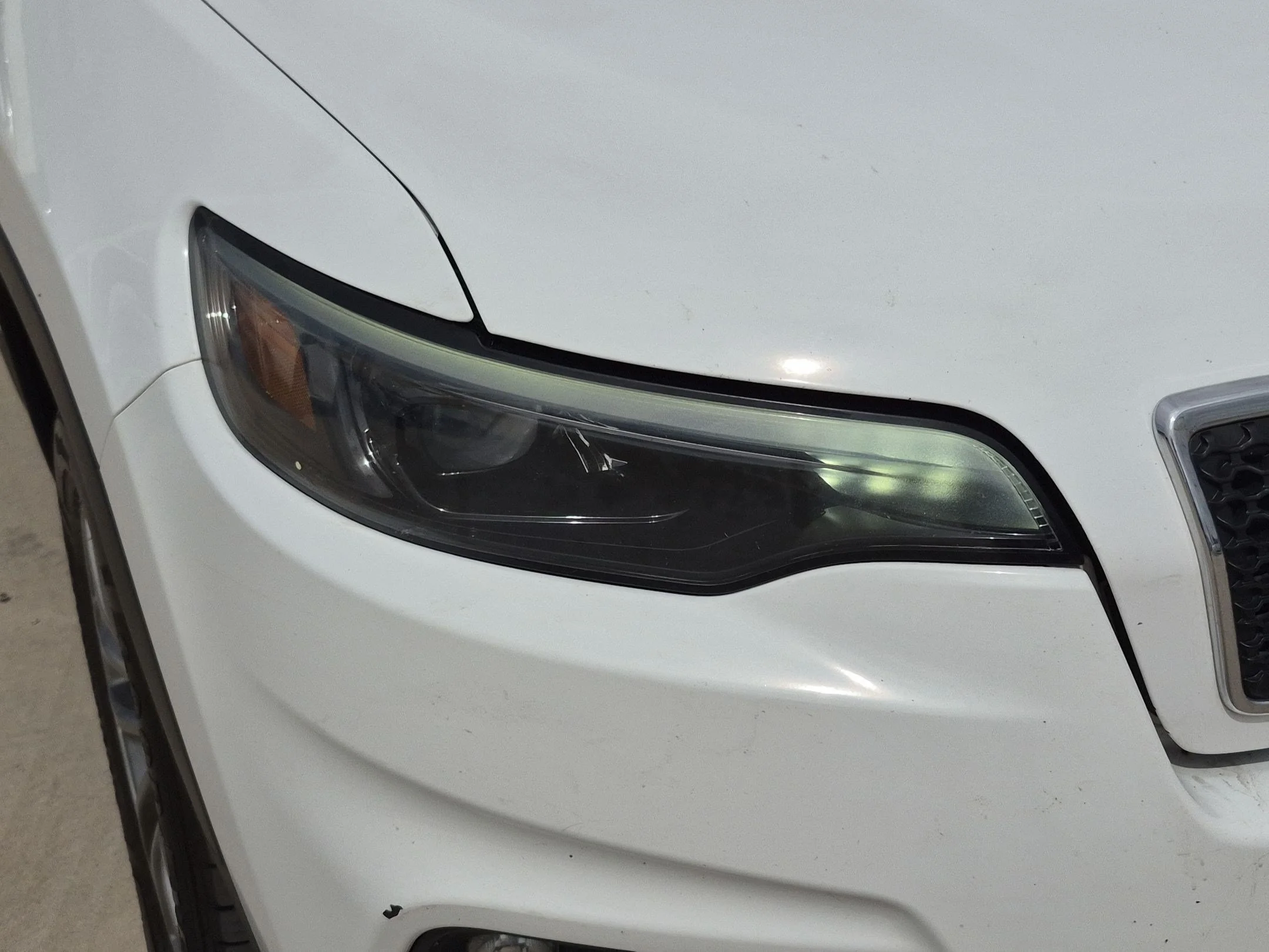 Used 2019 Bright White Clearcoat Jeep Latitude Plus image 10