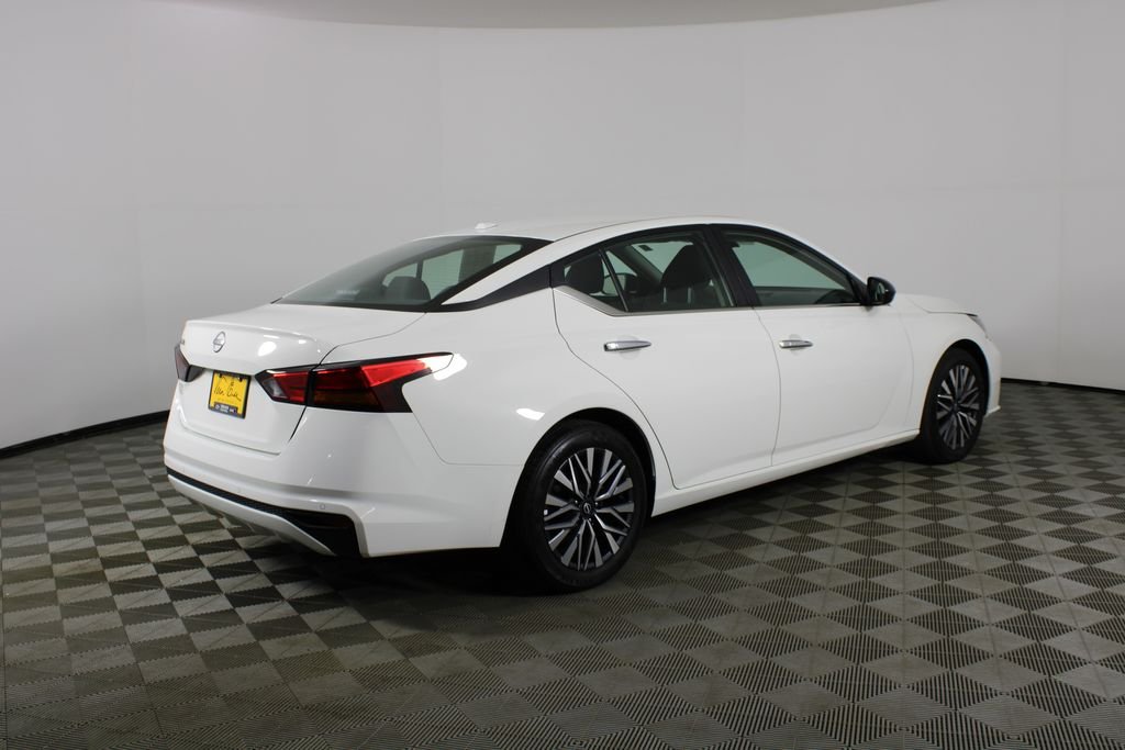 Used 2025 White Nissan 2.5 SV image 5