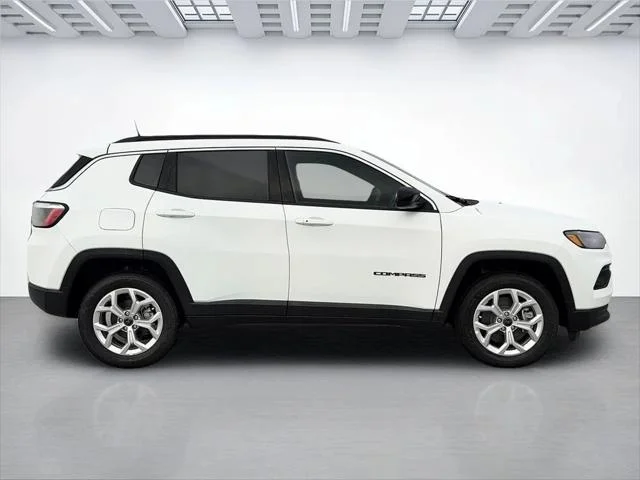 New 2026 Bright White Clear-Coat Exterior Paint Jeep Latitude image 3