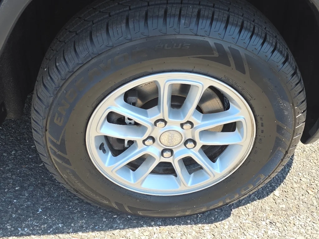 Used 2018 Diamond Black Crystal Pearlcoat Jeep Laredo E image 19