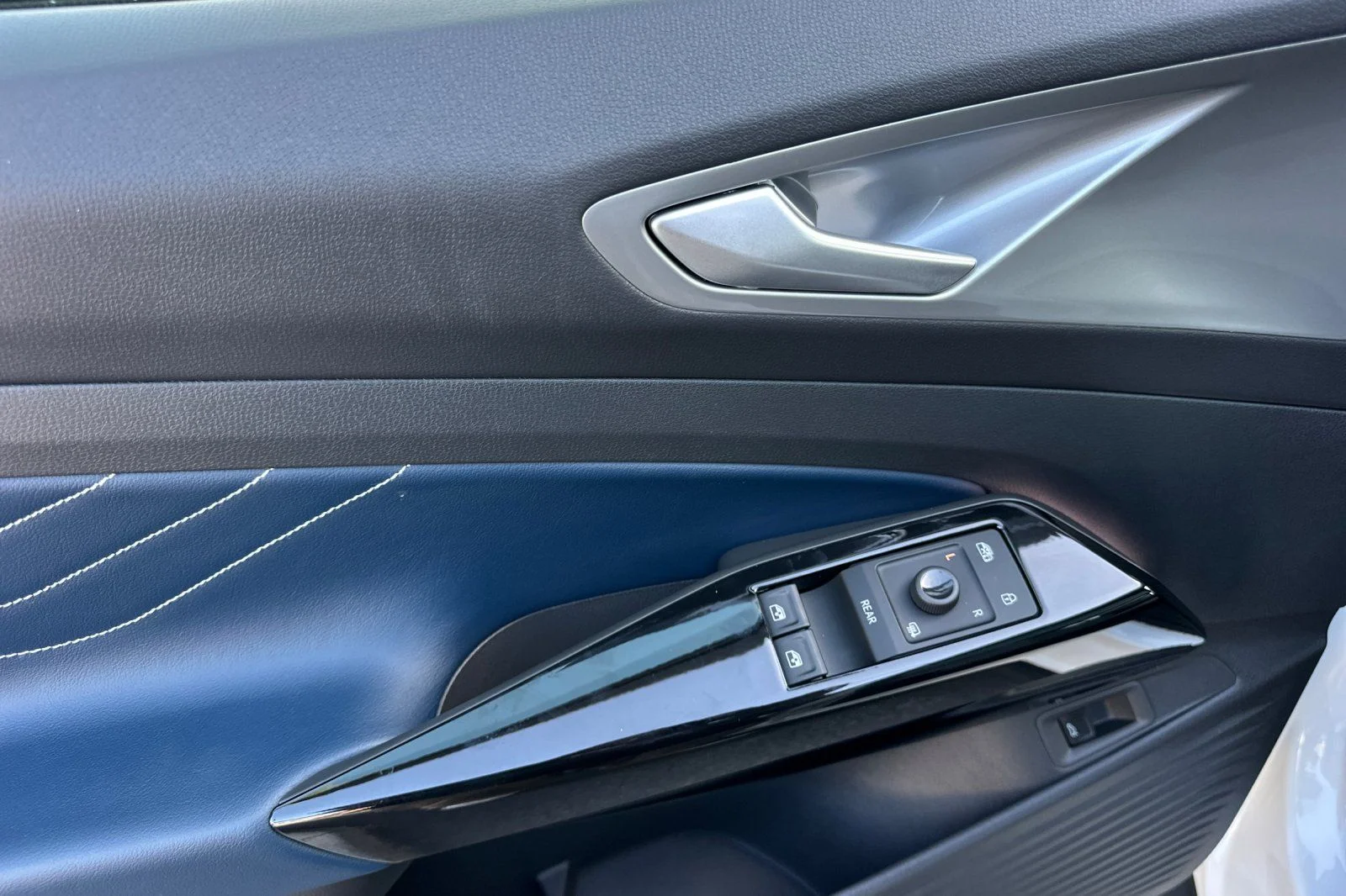 2025 Volkswagen ID.4 PRO S - Photo 9