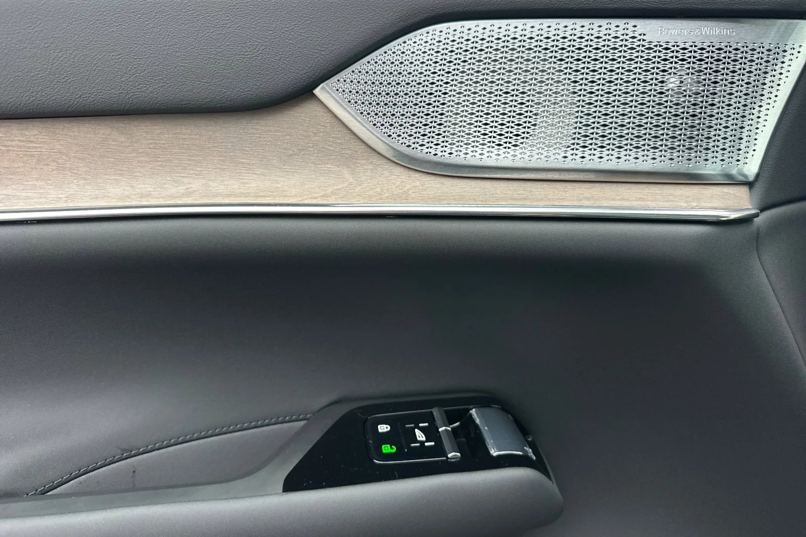 2025 Volvo EX90 Ultra - Photo 8