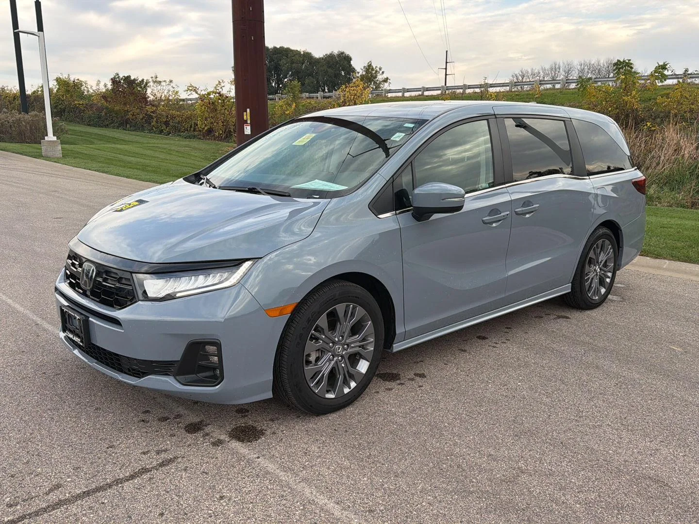 Used 2025 Sonic Gray Pearl Honda Touring image 5