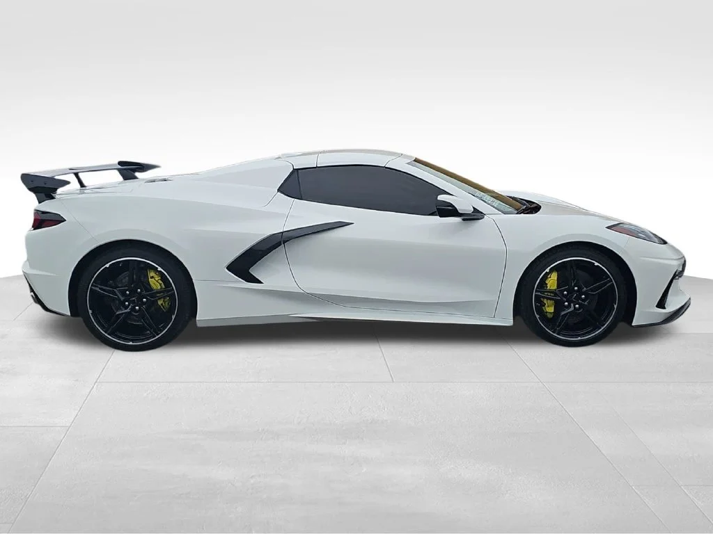 Used 2022 White Chevrolet Stingray image 2