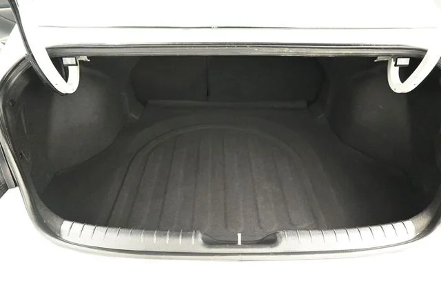 Used 2025 White Hyundai SEL Convenience image 9