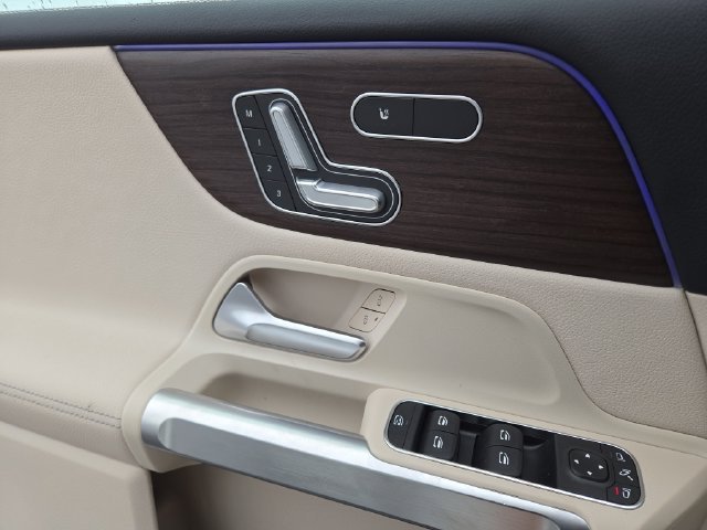 New 2026 Polar White Mercedes-Benz GLB250 image 22