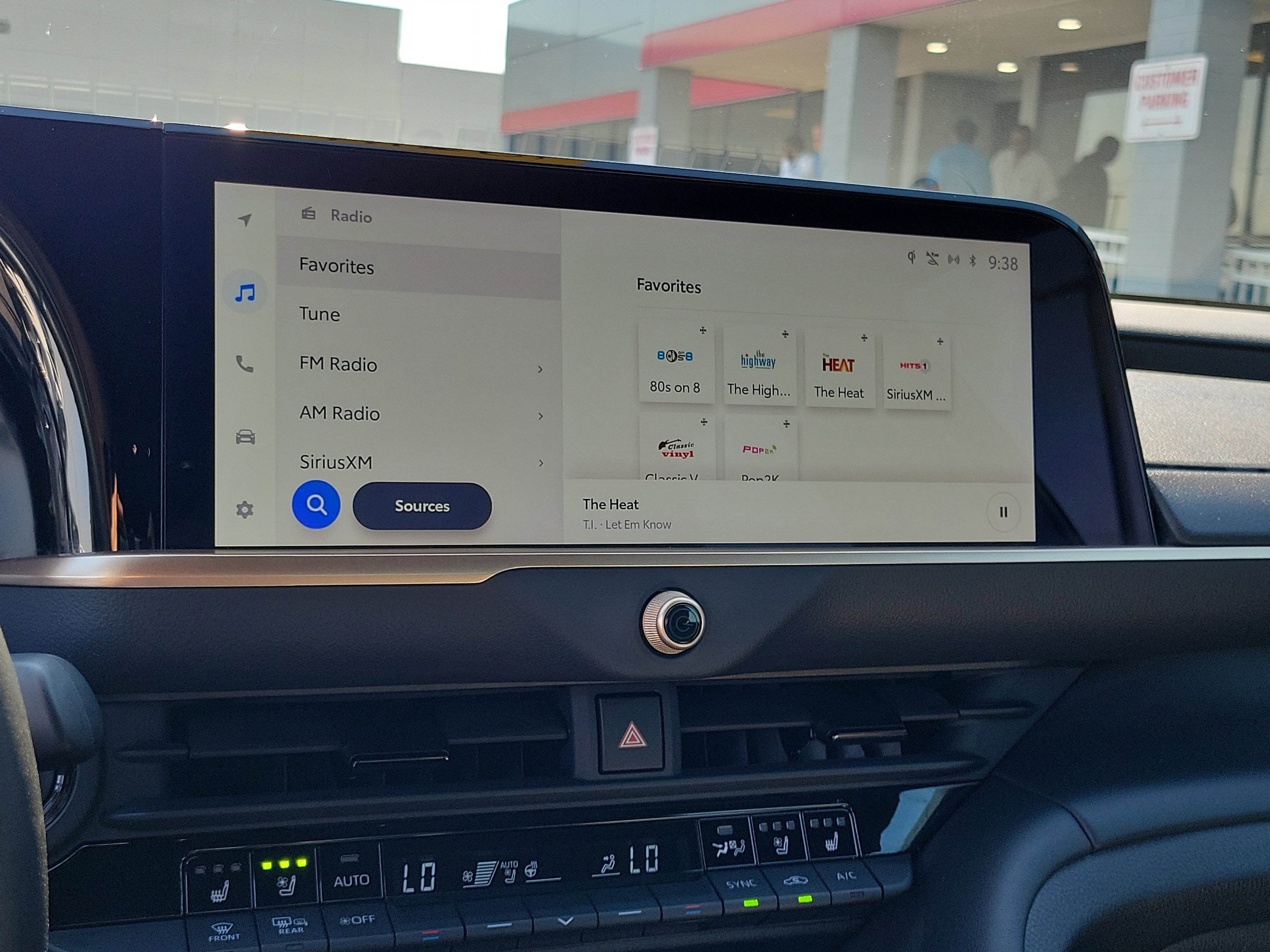 2025 Toyota Crown XLE - Photo 26