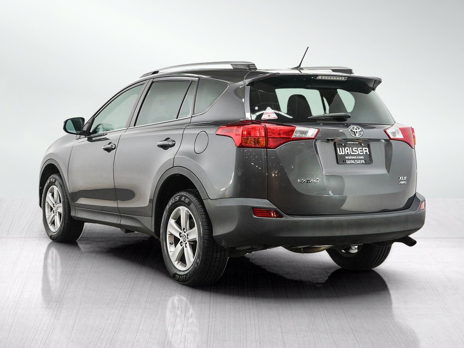 Used 2015 Magnetic Gray Metallic Toyota Xle image 4
