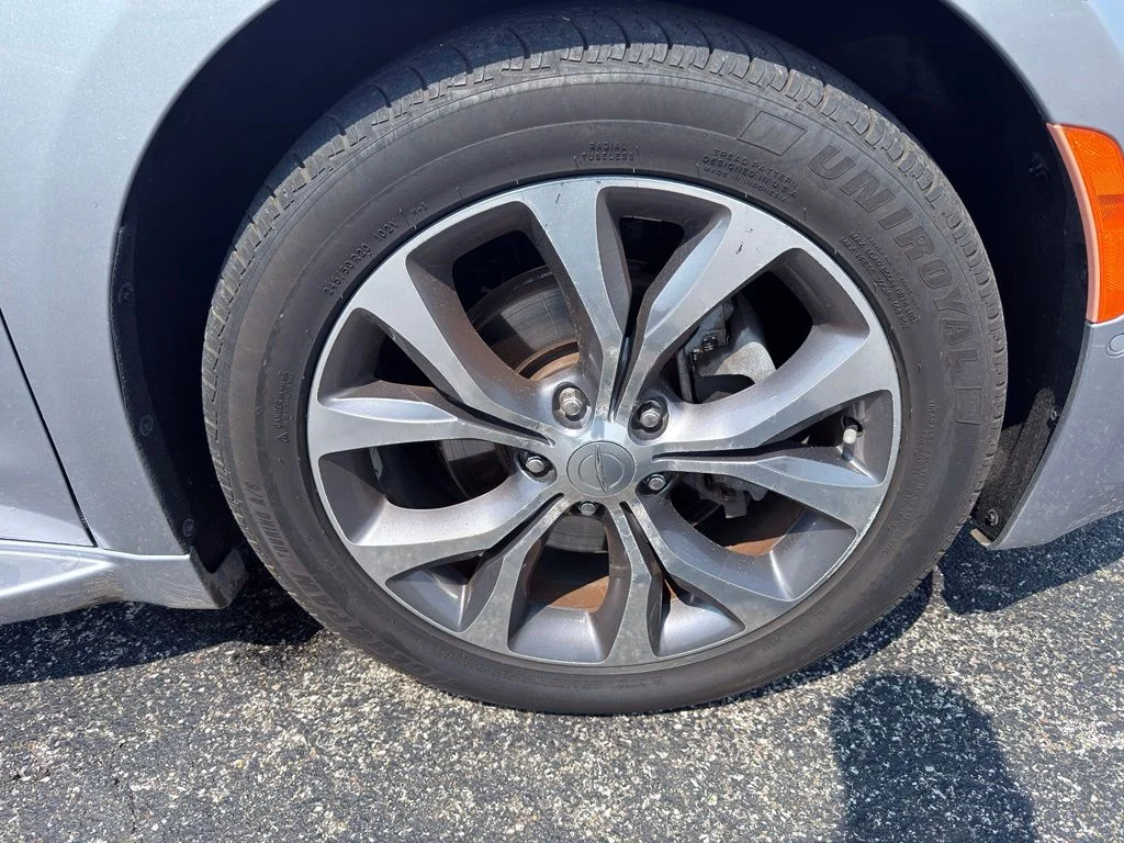 Used 2017 Silver Chrysler Limited image 25