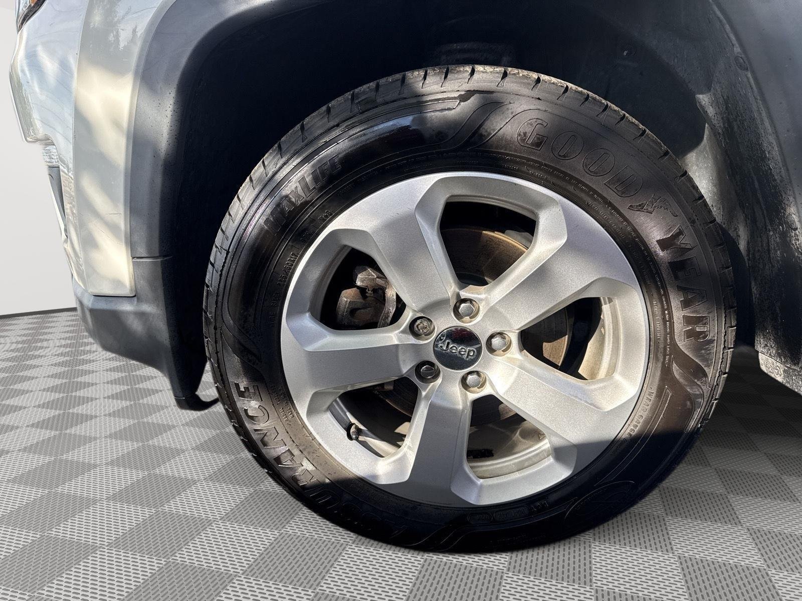 Used 2018 White Clearcoat Jeep Latitude image 15