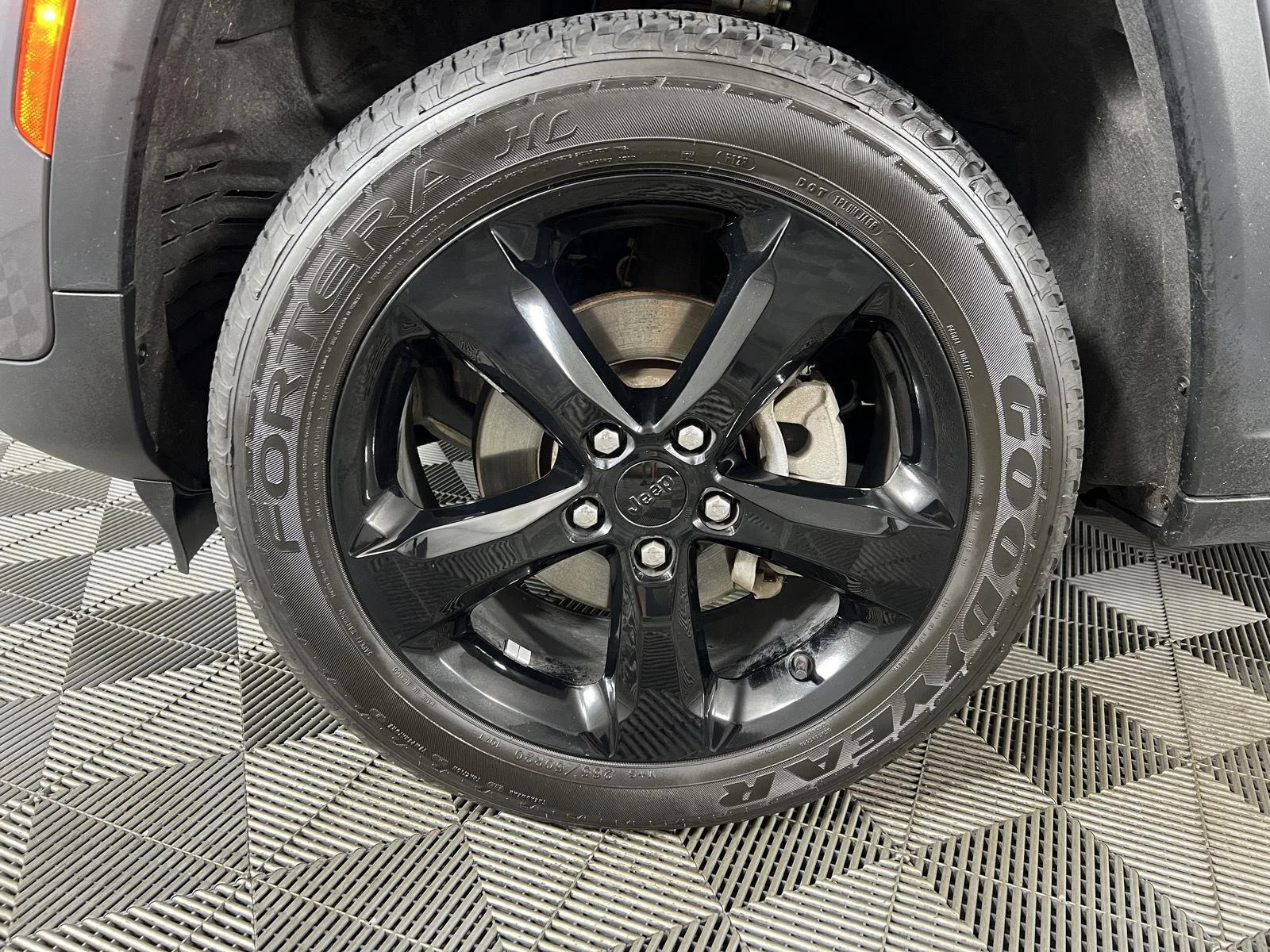 Used 2024 Baltic Gray Metallic Clearcoat Jeep Altitude image 24