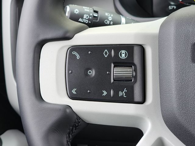2024 Land Rover Defender thumbnail 28