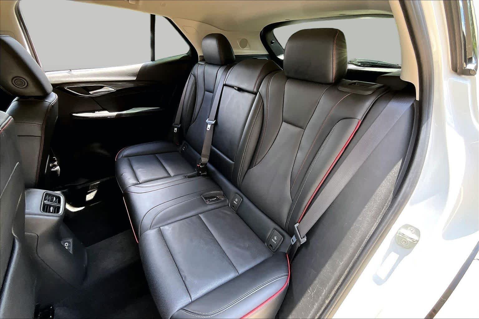 Used 2023 Summit White Buick Essence image 19
