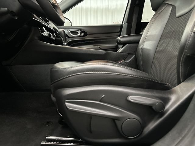 Used 2022 White Jeep Latitude image 16