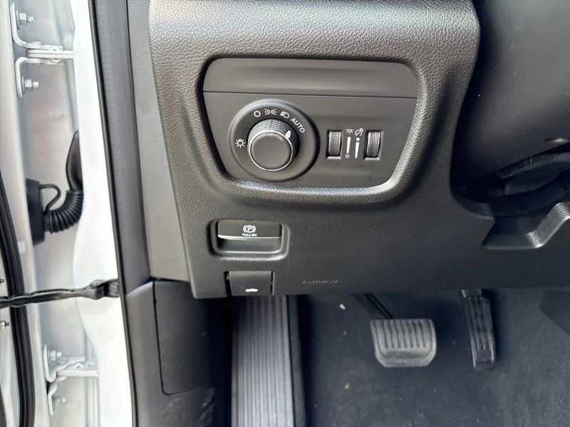 New 2026 Bright White Clear-Coat Exterior Paint Jeep Laredo image 28