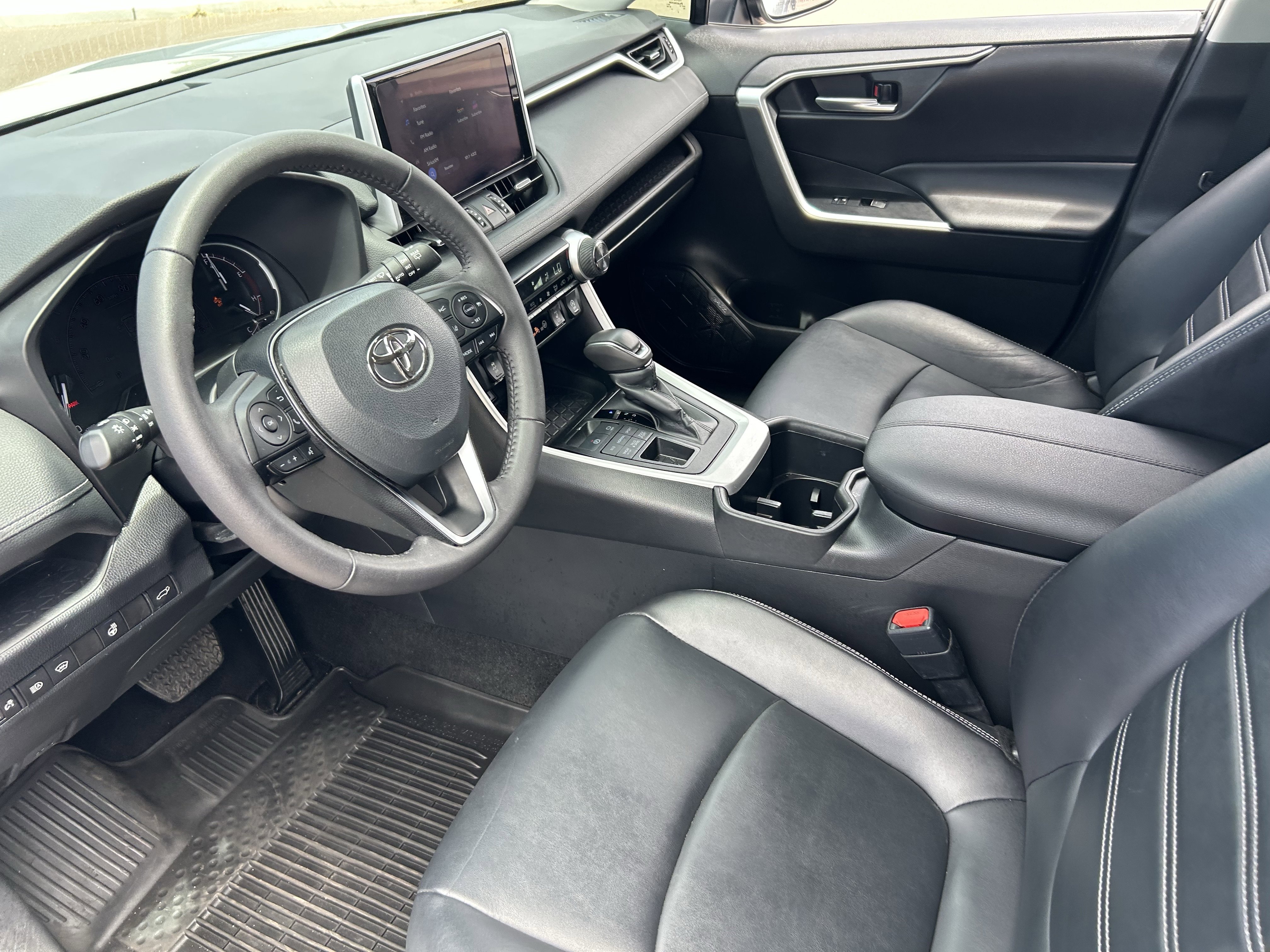 Used 2024 Silver Toyota XLE Premium image 27