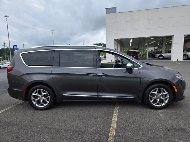 Used 2017 Gray Chrysler Limited image 9