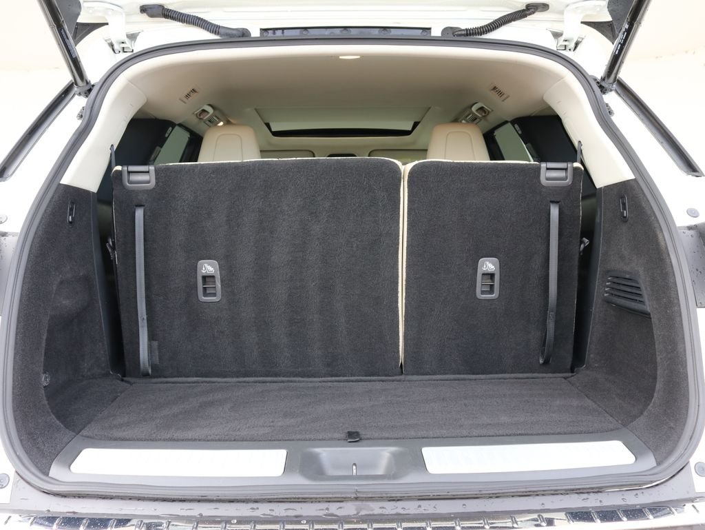 Certified Used 2023 White INFINITI LUXE image 38