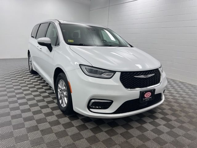 2023 Chrysler Pacifica Touring L's photo