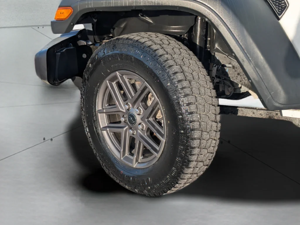 Used 2025 White Jeep Sport S image 33