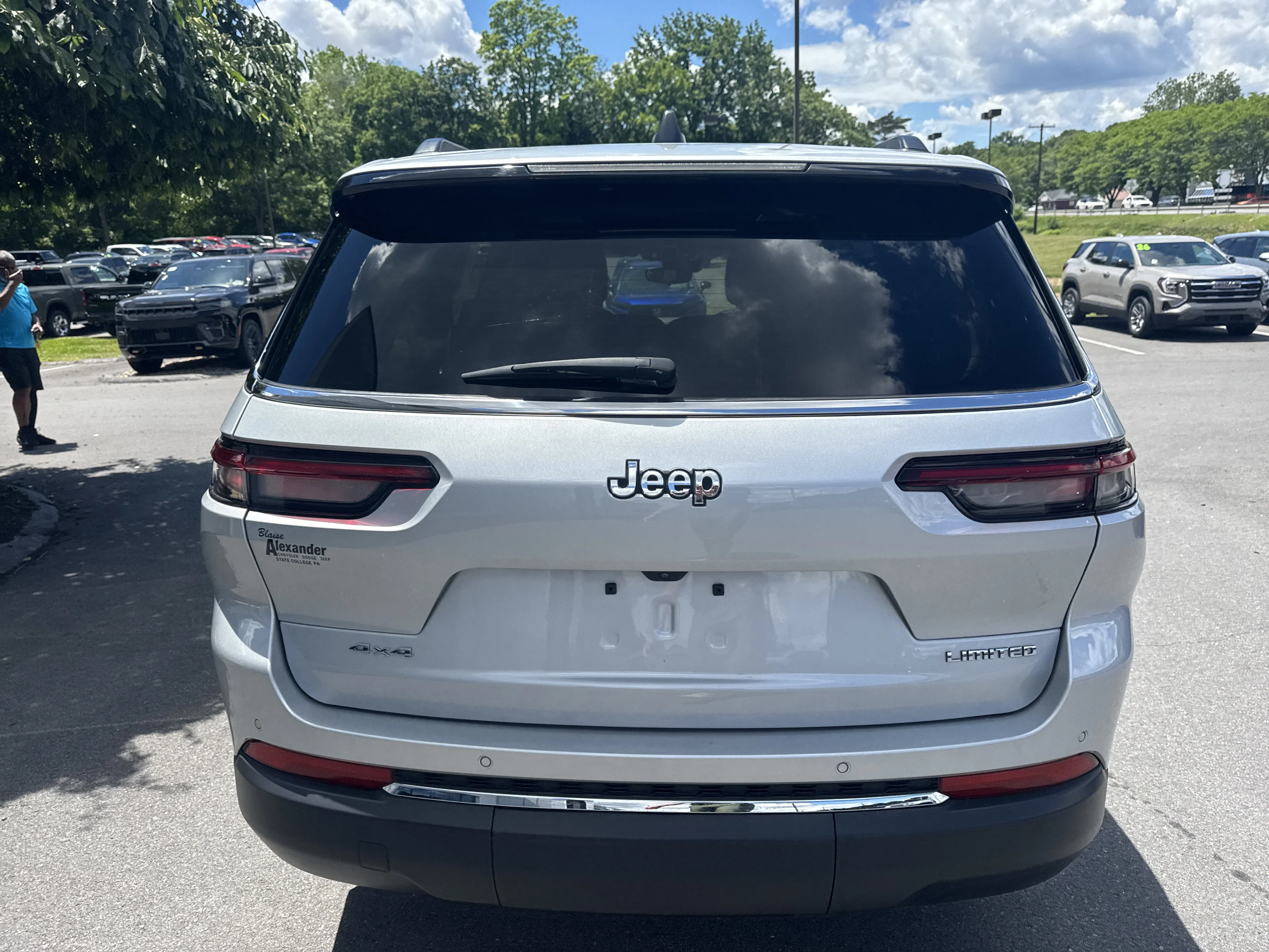 Used 2023 Silver Zynith Jeep Limited image 4