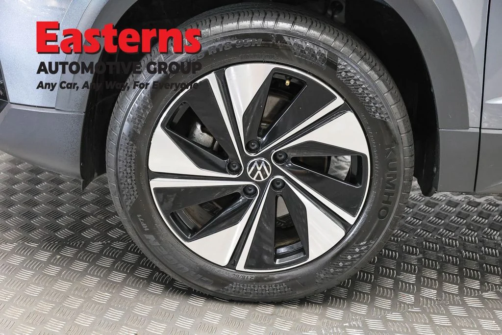Used 2025 Gray Volkswagen 1.5T SE image 31
