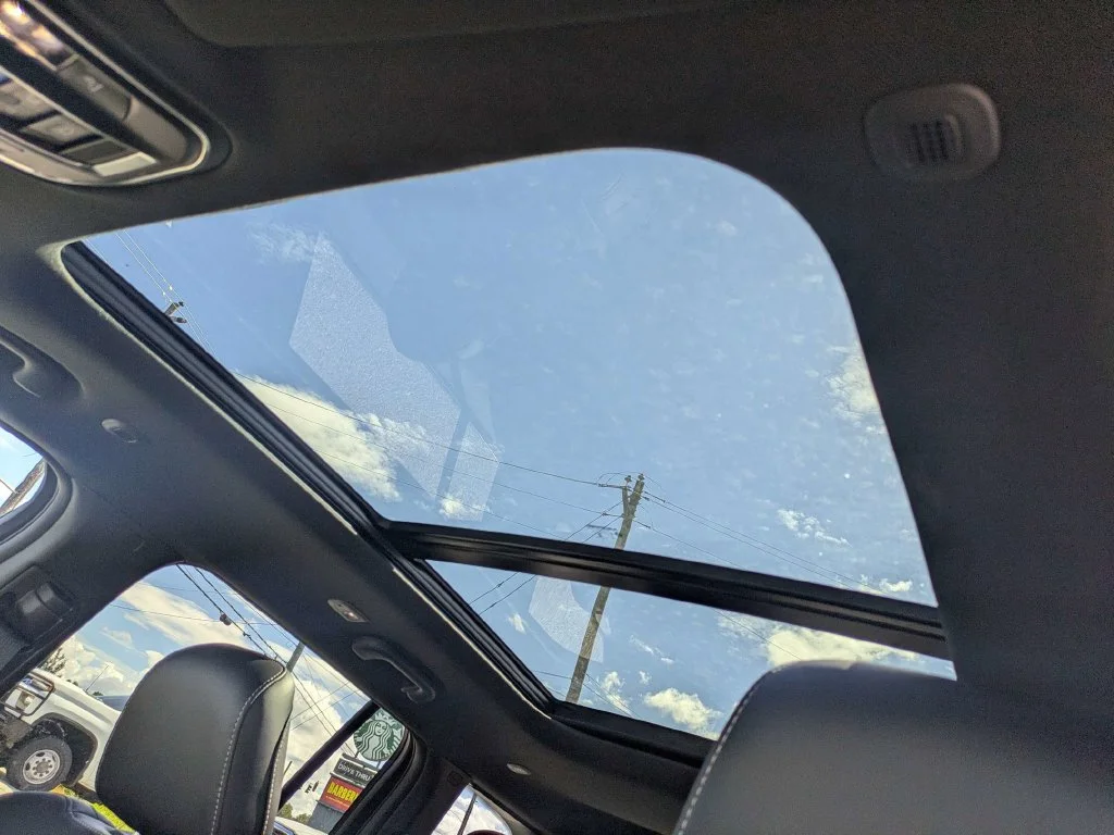New 2027 Bright White Clear-Coat Paint Jeep Limited image 23