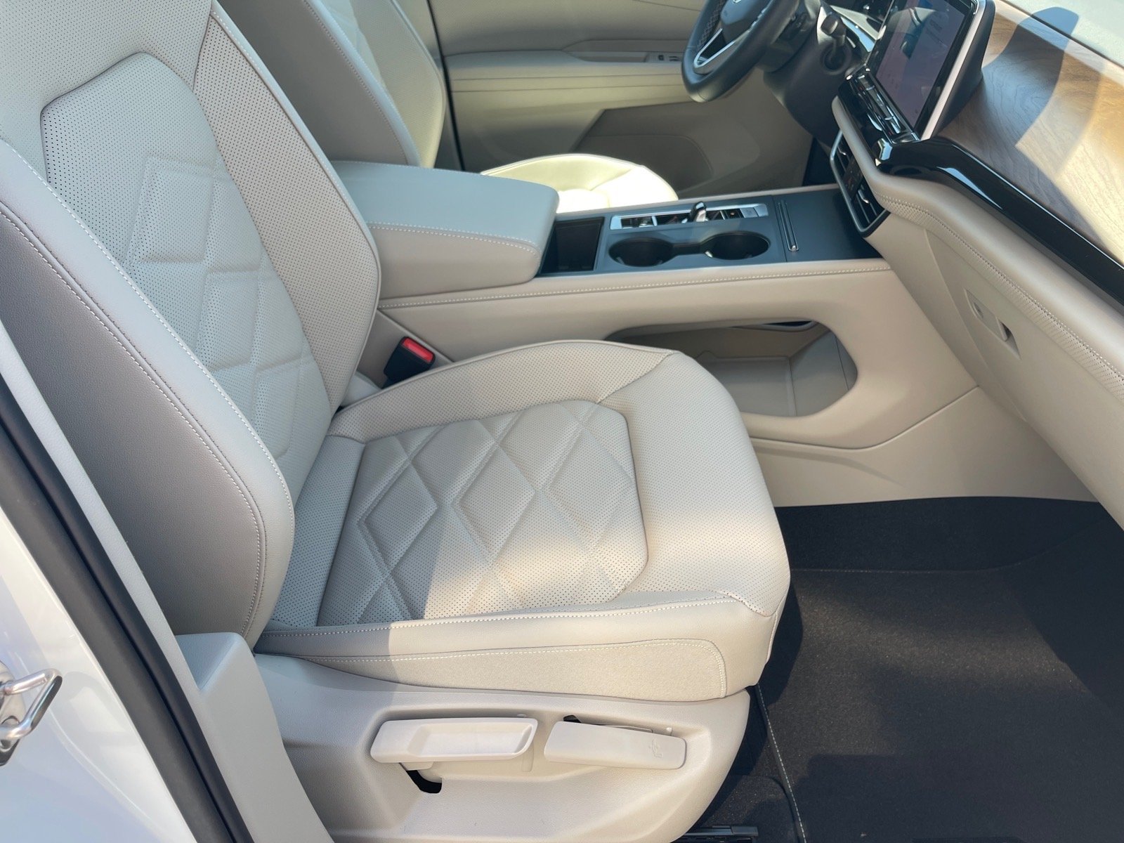 New 2026 Opal White Pearl Volkswagen SE image 18