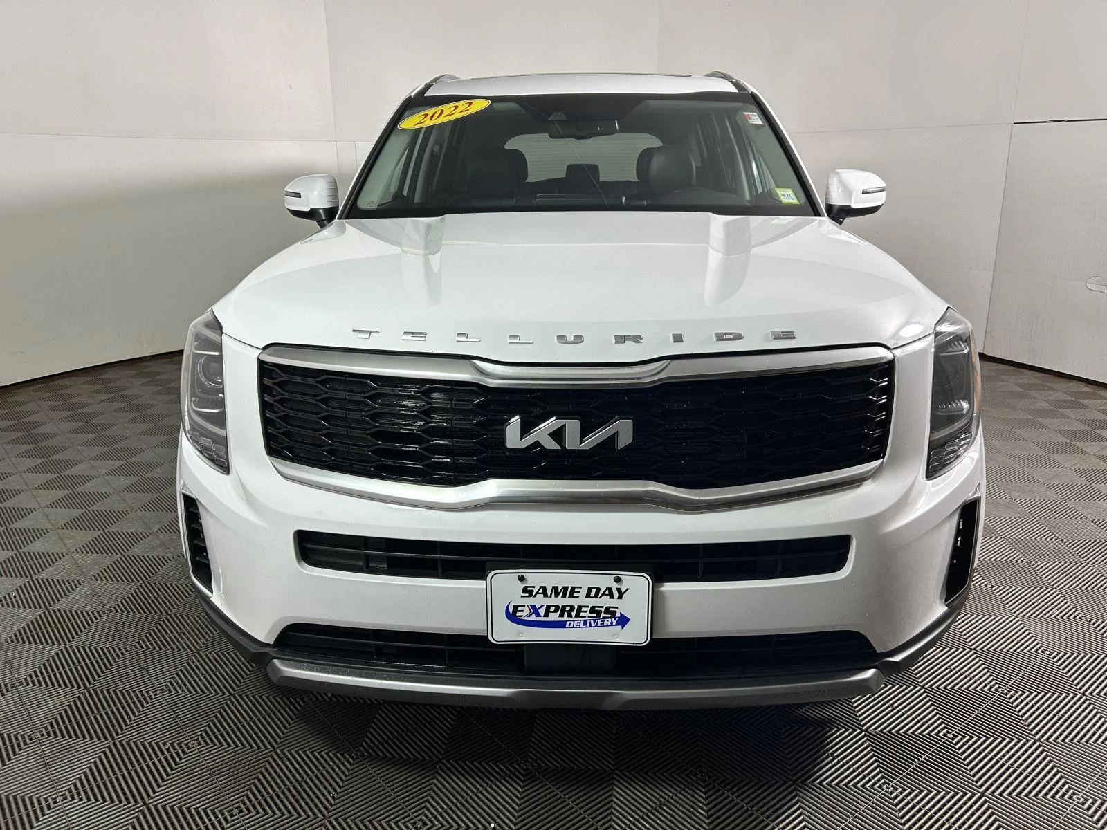 Used 2022 White Pearl Kia EX image 11