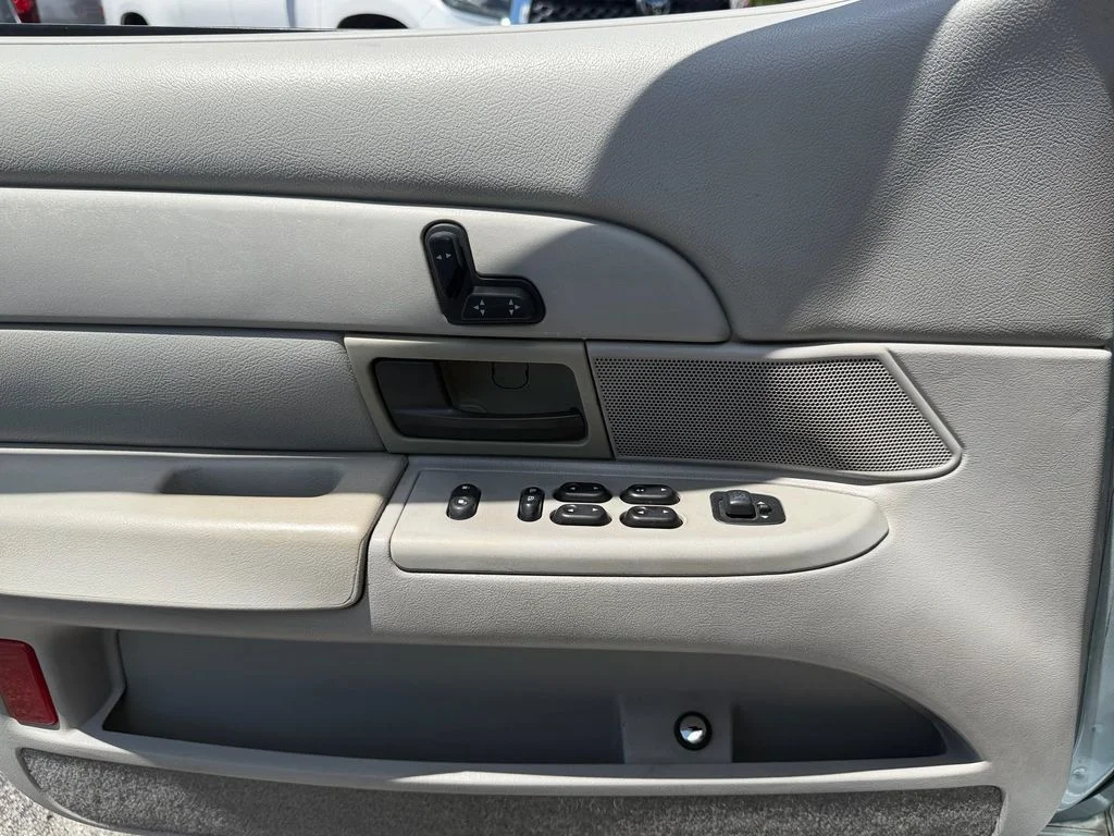 Used 2005 Silver Ford LX image 24
