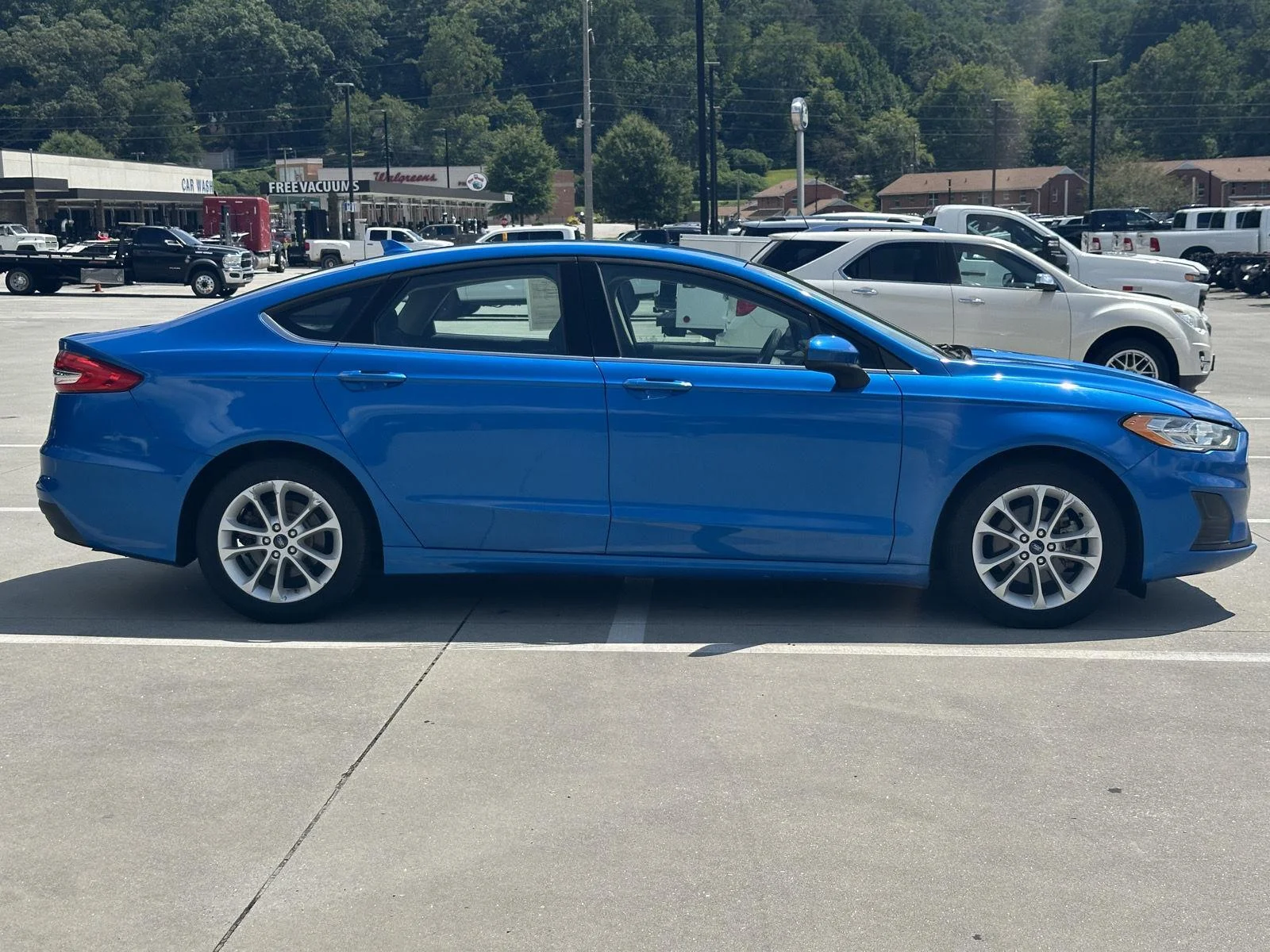 Used 2020 BLUE Ford SE image 8