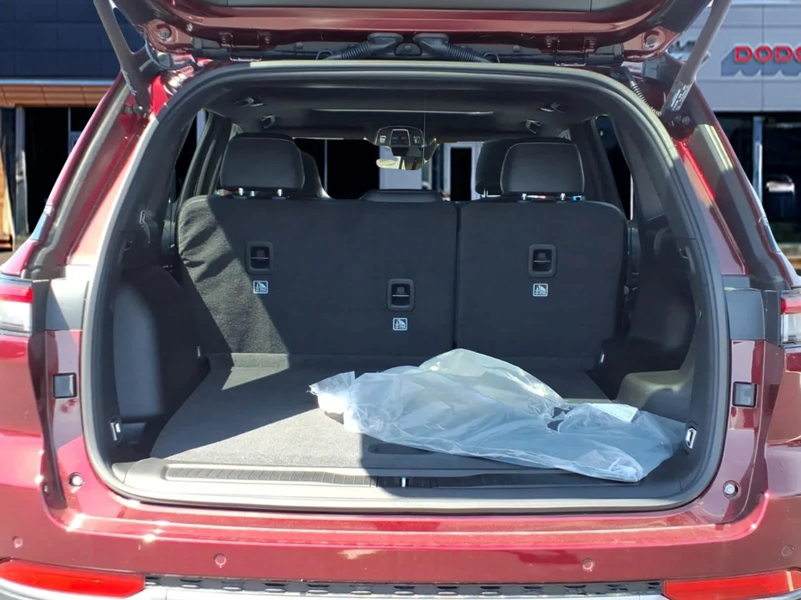New 2026 Velvet Red Pearl-Coat Exterior Paint Jeep Laredo Altitude image 6