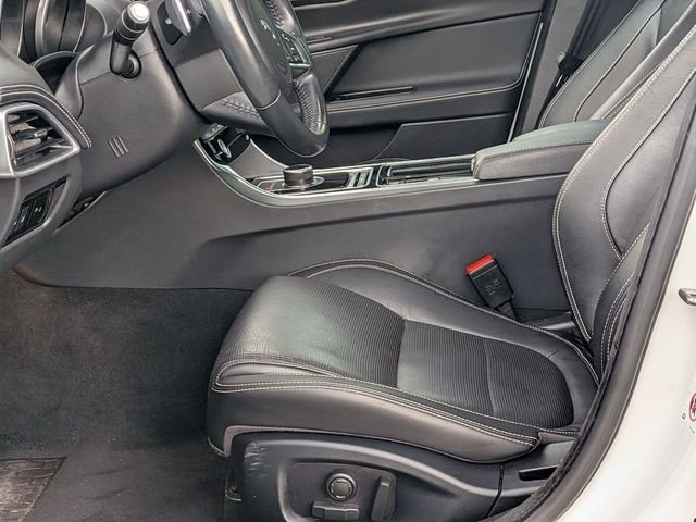 Used 2018 White Jaguar 25t R-Sport image 11