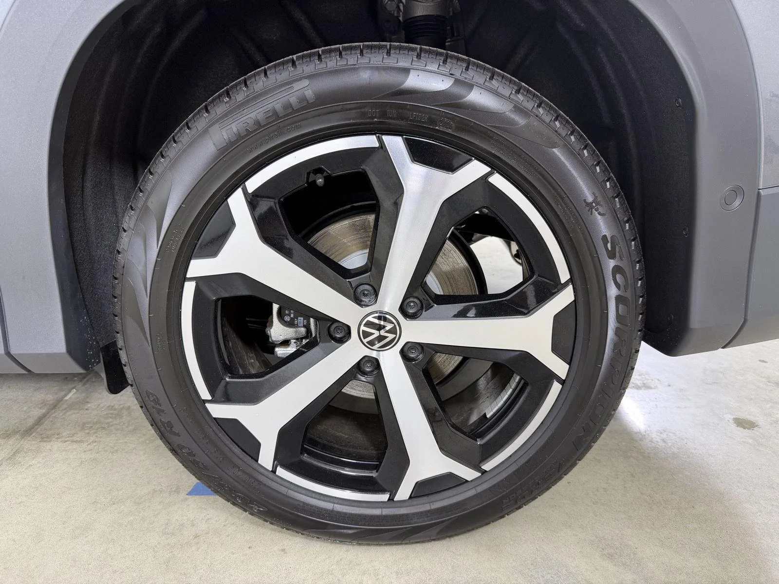 New 2026 Platinum Gray Metallic Volkswagen SE image 21
