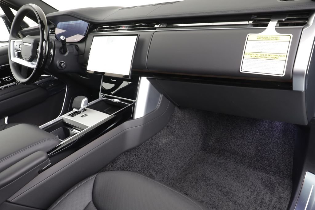 New 2026 Santorini Black LAND ROVER SE LWB 7-Seats / V8 image 22