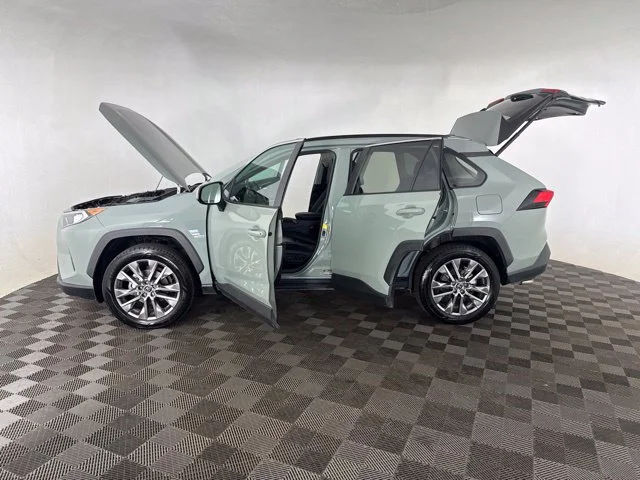 Used 2020 Gray Toyota XLE Premium image 12