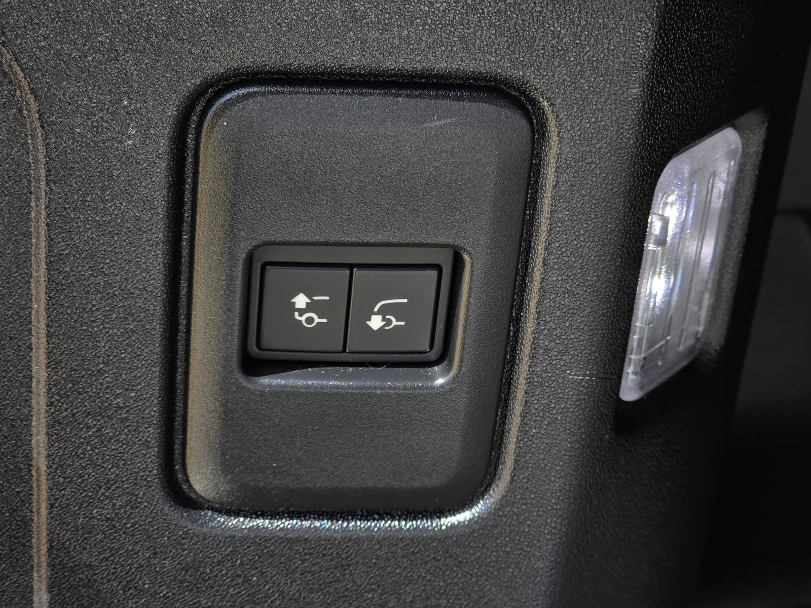 Used 2023 Fuji White Land Rover SE image 31