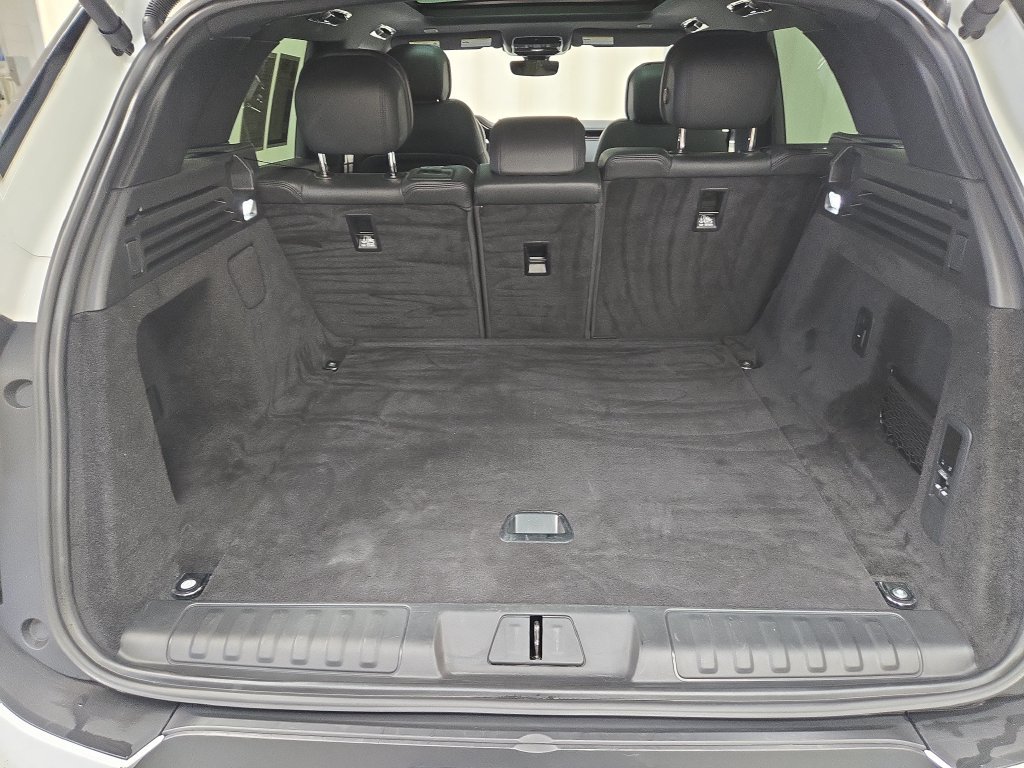 Used 2025 Fuji White Land Rover SE image 21