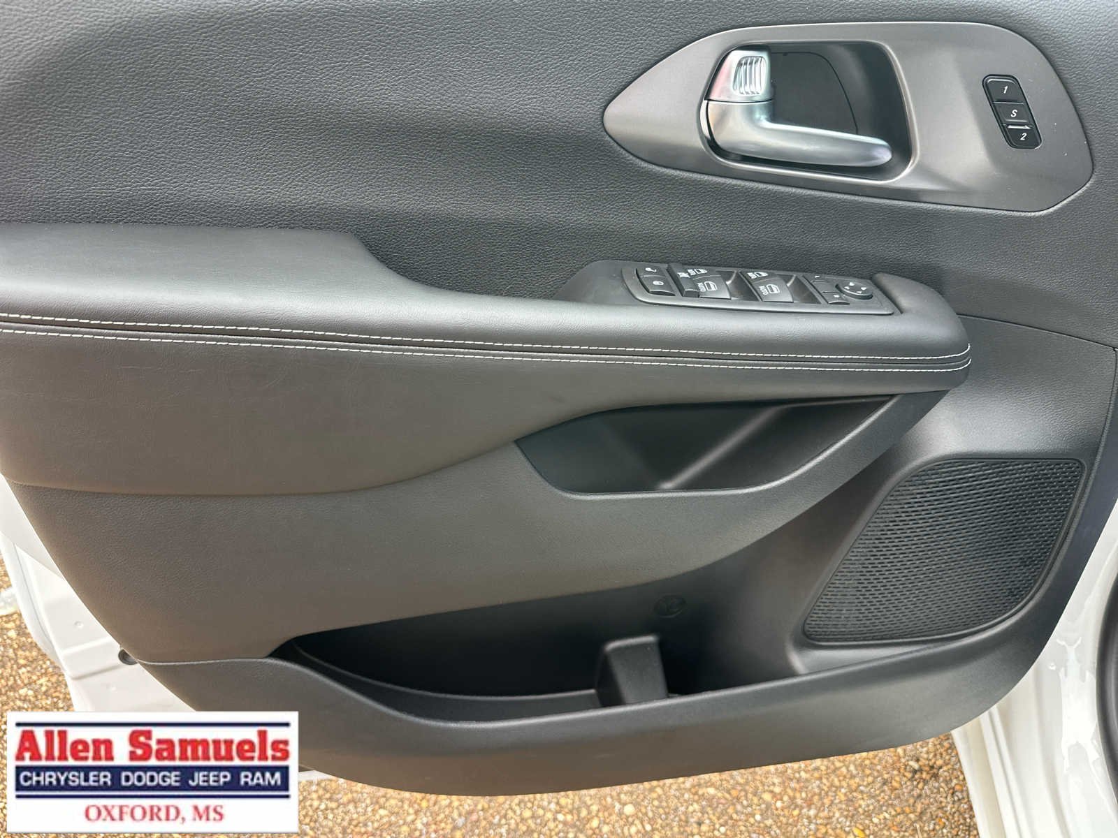 2026 Chrysler Pacifica Select - Photo 29